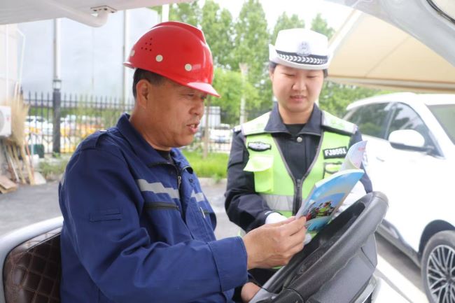 交通管理大队走进企业沉浸式开设交通安全课堂