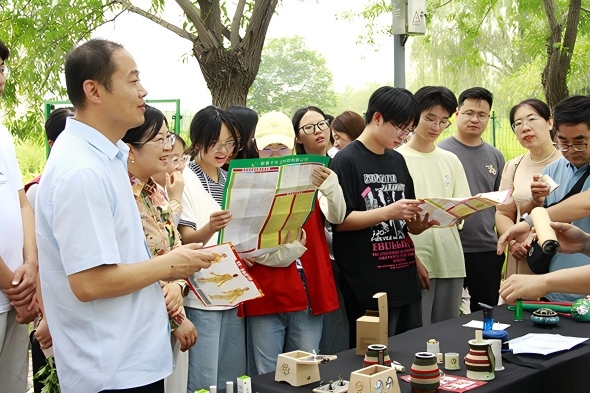 南阳师范学院开展2026年“端午艾草采收节”主题活动
