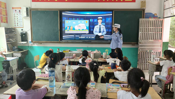 湖南新田交警：交通安全“最后一课” 护航学子平安过暑假