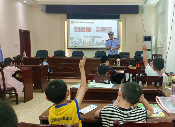 湖南新田交警：暑期托管不“脱管” 交警宣讲伴童行