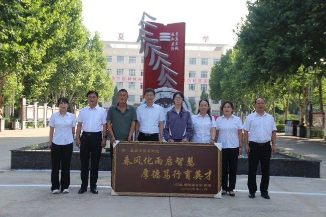 一旗衔谢意 学子念师恩｜2026届毕业生归校献礼致谢母校栽培