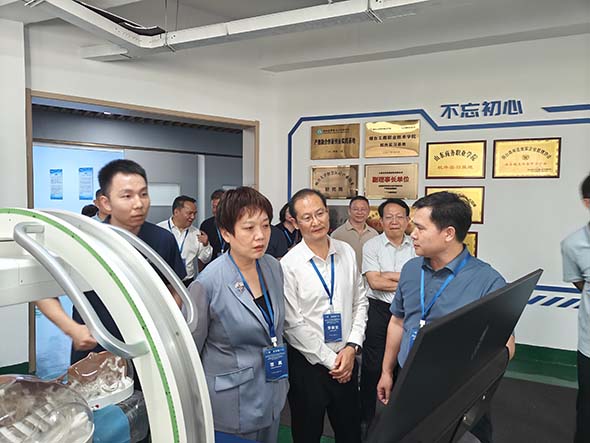 10..参观医影.jpg