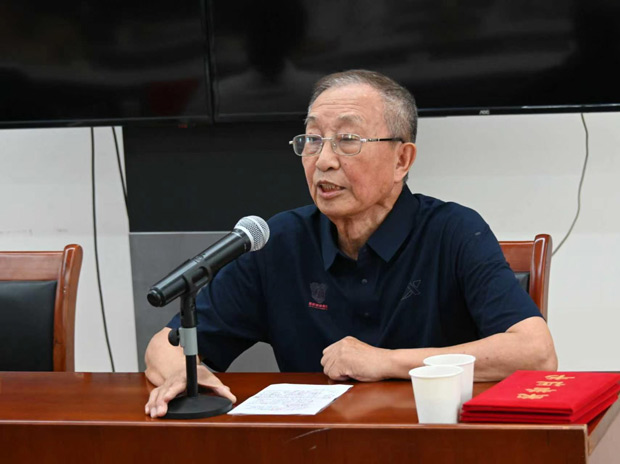 书卷气与老兵风——记军休干部齐生平的阅读人生