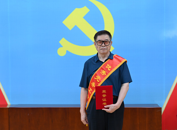 红心映晚霞——记军休干部党支部书记薛福文