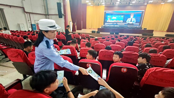湖南新田:警校携手筑防线 交通安全护航新学期