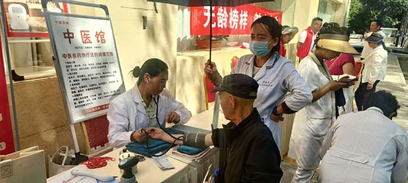 西宁城西区：“江源万家”巡回集市进社区 银发服务暖民心