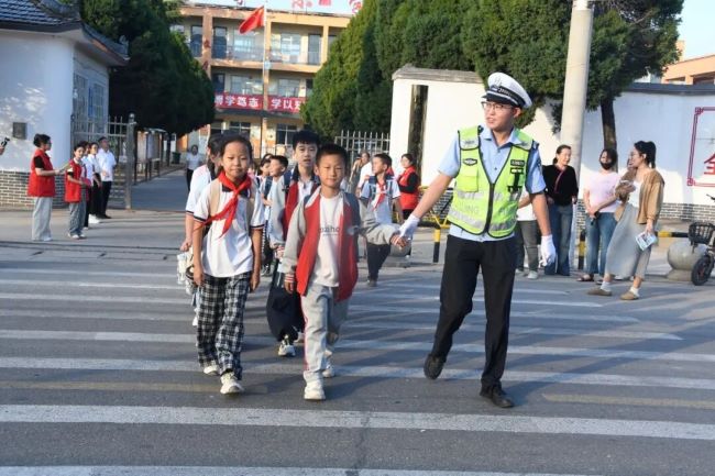 联动乡镇政府护学护校，全力筑牢校园安全防线